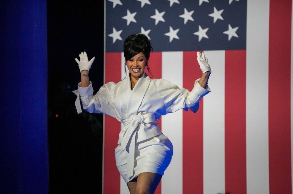 Cardi B critica a Donald Trump en el mitin de Kamala Harris en Milwaukee