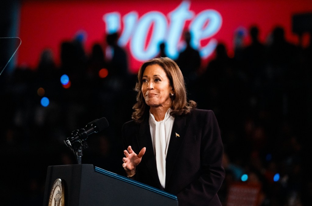 Kamala Harris aparece en el último episodio antes de las elecciones