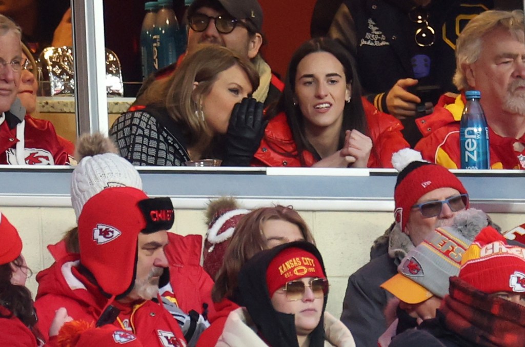 Taylor Swift y Caitlin Clark comparten abrazos y chocan esos cinco en el juego de los Chiefs